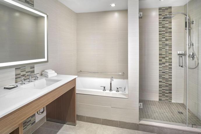 Imagen de la habitación del Hotel The Westin Calgary Airport. Foto 5