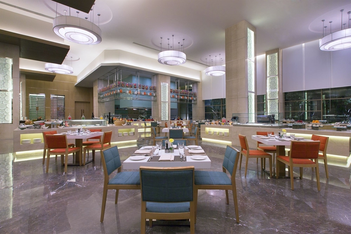Imagen del bar/restaurante del Hotel The Westin Chennai Velachery. Foto 2
