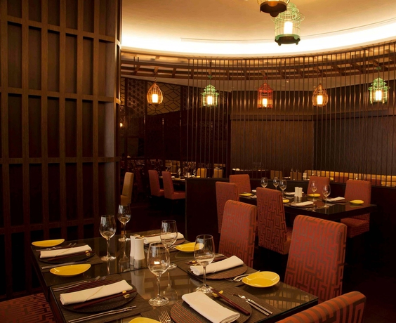 Imagen del bar/restaurante del Hotel The Westin Chennai Velachery. Foto 3