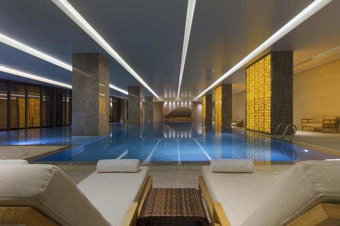 Imagen de la piscina del Hotel The Westin Chongqing Liberation Square. Foto 13