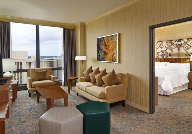 Imagen de la habitación del Hotel The Westin Crystal City Reagan National Airport. Foto 6