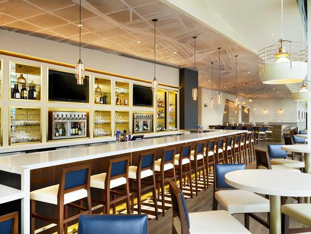 Imagen del bar/restaurante del Hotel The Westin Denver International Airport. Foto 2