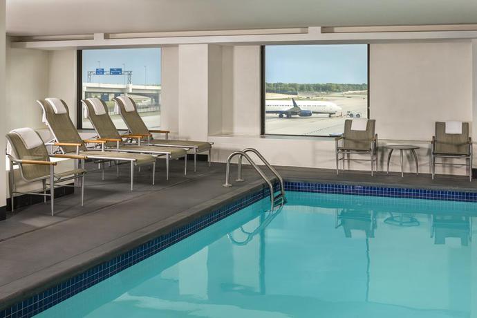 Imagen de la piscina del Hotel The Westin Detroit Metropolitan Airport. Foto 12