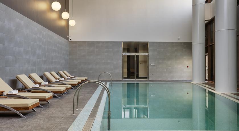 Imagen de la piscina del Hotel The Westin Doha and Spa. Foto 13