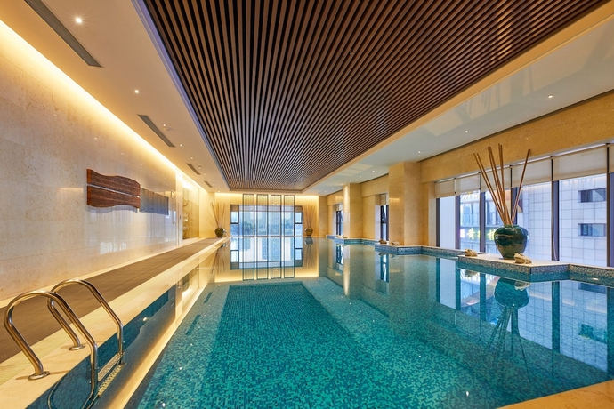 Imagen de la piscina del Hotel The Westin Fuzhou Minjiang. Foto 17