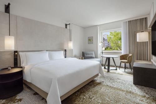 Imagen de la habitación del Hotel The Westin Grand Frankfurt. Foto 10