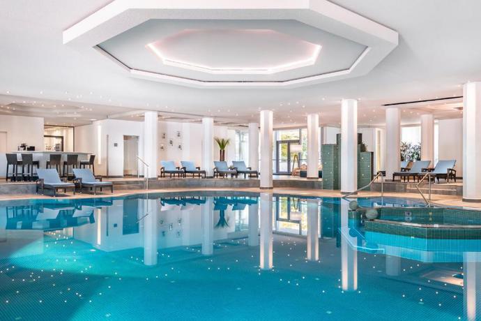 Imagen de la piscina del Hotel The Westin Grand Munich. Foto 14