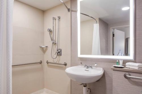 Imagen de la habitación del Hotel The Westin Kansas City At Crown Center. Foto 11