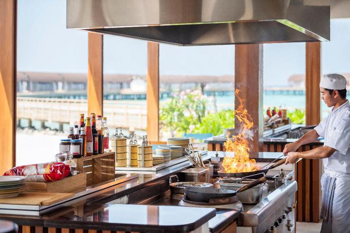 Imagen del bar/restaurante del Hotel The Westin Maldives Miriandhoo Resort. Foto 8