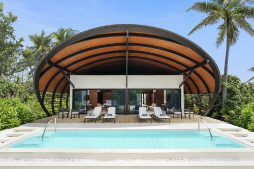 Imagen de la habitación del Hotel The Westin Maldives Miriandhoo Resort. Foto 11