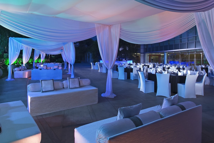 Imagen de los exteriores del Hotel The Westin Mumbai Garden City. Foto 7