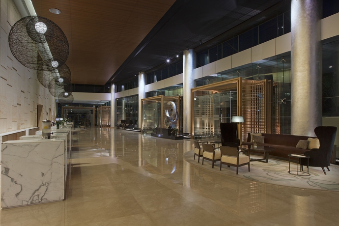 Imagen de los interiores del Hotel The Westin Mumbai Garden City. Foto 8