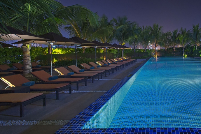 Imagen de la piscina del Hotel The Westin Mumbai Garden City. Foto 16