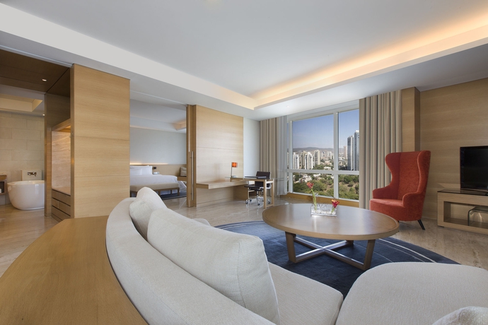Imagen de los interiores del Hotel The Westin Mumbai Garden City. Foto 10