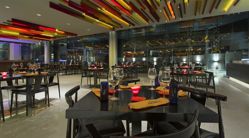 Imagen de los interiores del Hotel The Westin Mumbai Garden City. Foto 13