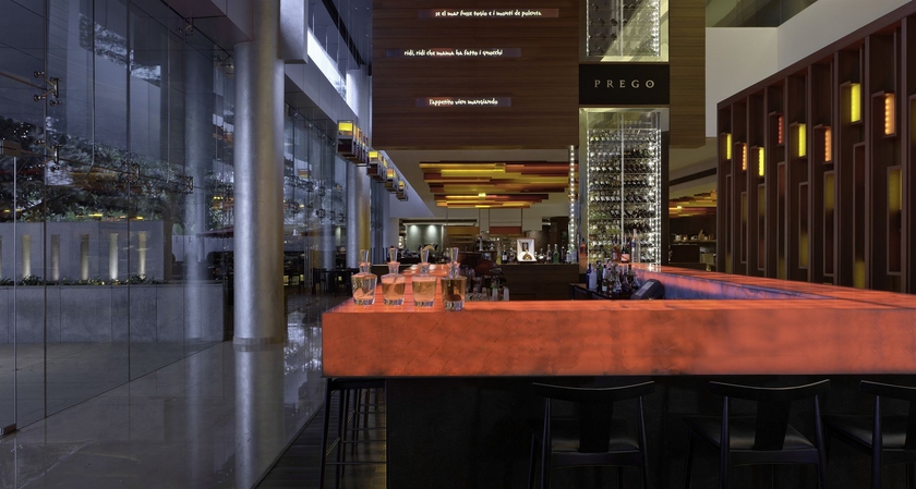 Imagen del bar/restaurante del Hotel The Westin Mumbai Garden City. Foto 4