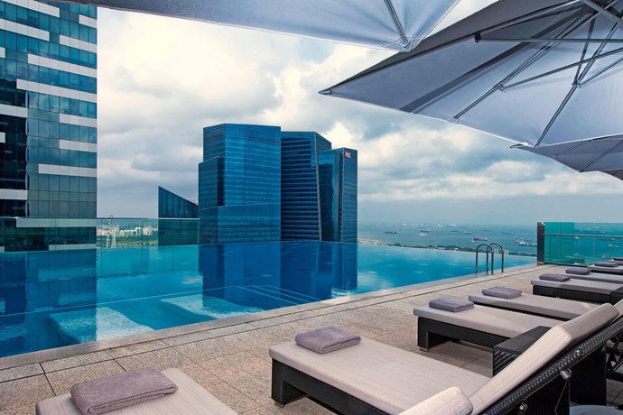 Imagen de la piscina del Hotel The Westin Singapore. Foto 14