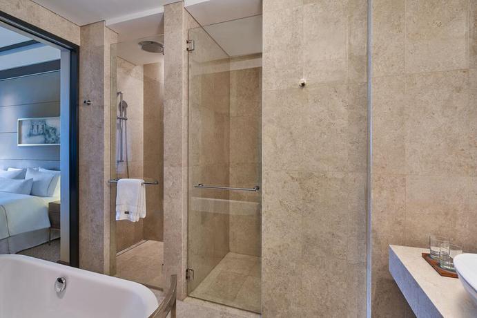 Imagen de la habitación del Hotel The Westin Singapore. Foto 8