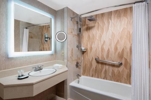 Imagen de la habitación del Hotel The Westin Southfield Detroit. Foto 8