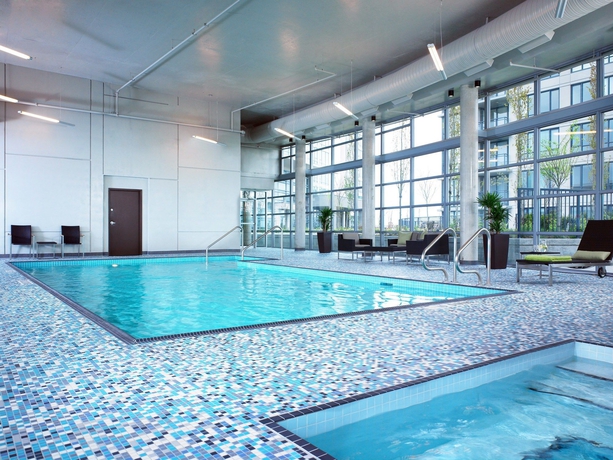Imagen de la piscina del Hotel The Westin Wall Centre, Vancouver Airport. Foto 15