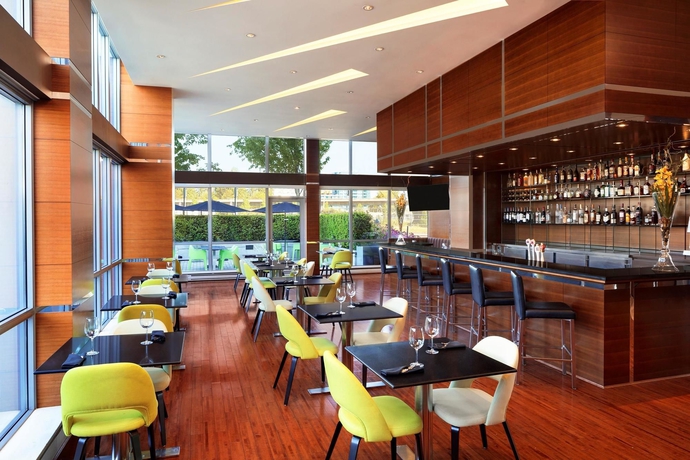 Imagen del bar/restaurante del Hotel The Westin Wall Centre, Vancouver Airport. Foto 8