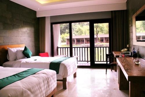 Imagen de la habitación del Hotel The Westlake and Resort Yogyakarta. Foto 9