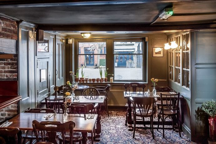 Imagen del bar/restaurante del Hotel The Wheatsheaf, Newport. Foto 5