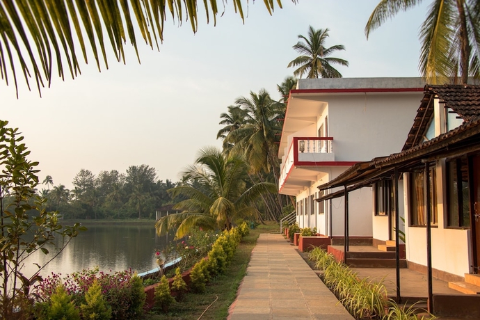 Imagen de los interiores del Hotel The Whispering Lake Resorts. Foto 19