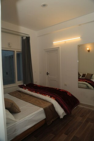 Imagen de la habitación del Hotel The Whispering Pine And Suites. Foto 16