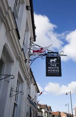 Imagen del bar/restaurante del Hotel The White Horse, Pulborough. Foto 3