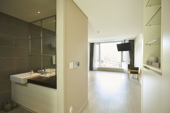 Imagen de la habitación del Hotel The White Hotel. Foto 5