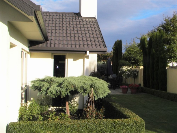 Imagen de los exteriores del Hotel The White House Byamp;B. Foto 10