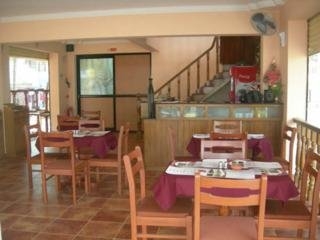 Imagen del bar/restaurante del Hotel The White Orchid Resort. Foto 5