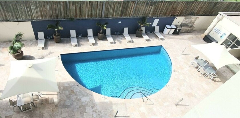 Imagen de la piscina del Hotel The White Pearl Penthouse. Foto 34