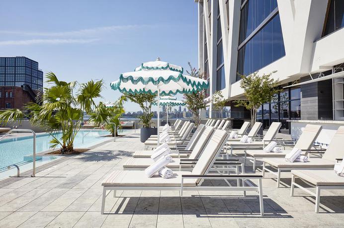 Imagen de la piscina del Hotel The William Vale. Foto 7