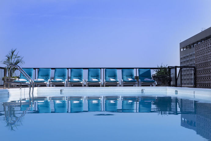 Imagen de la piscina del Hotel The Windsor Suites. Foto 20