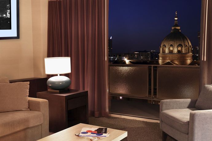 Imagen de la habitación del Hotel The Windsor Suites. Foto 13