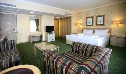 Imagen de la habitación del Hotel The Wings Hotels Neva Palas. Foto 7