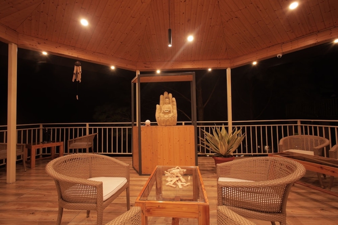 Imagen de los interiores del Hotel The Woods Retreat. Foto 11