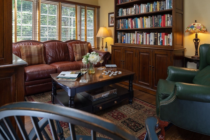 Imagen de los interiores del Hotel The Yellow House on Plott Creek Road. Foto 16