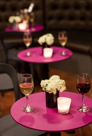 Imagen del bar/restaurante del Hotel The Youniq. Foto 2