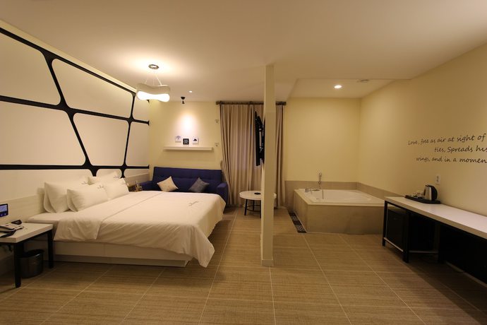 Imagen de la habitación del Hotel The Zenith. Foto 7