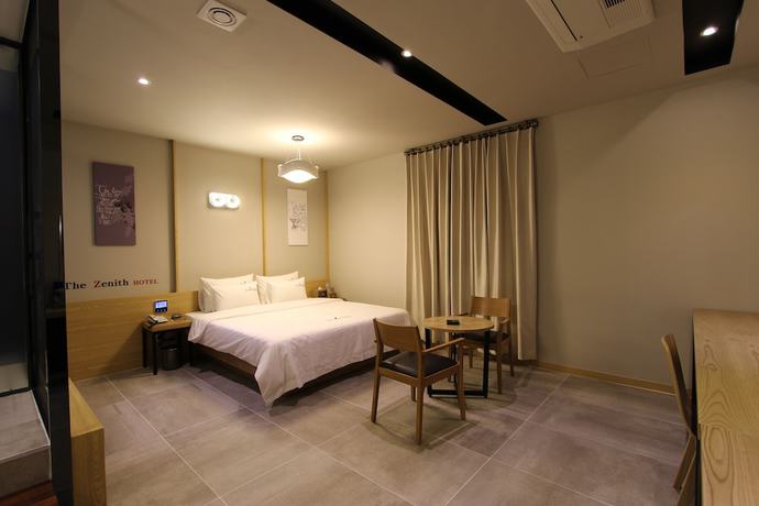Imagen de la habitación del Hotel The Zenith. Foto 11
