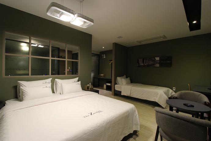 Imagen de la habitación del Hotel The Zenith. Foto 12