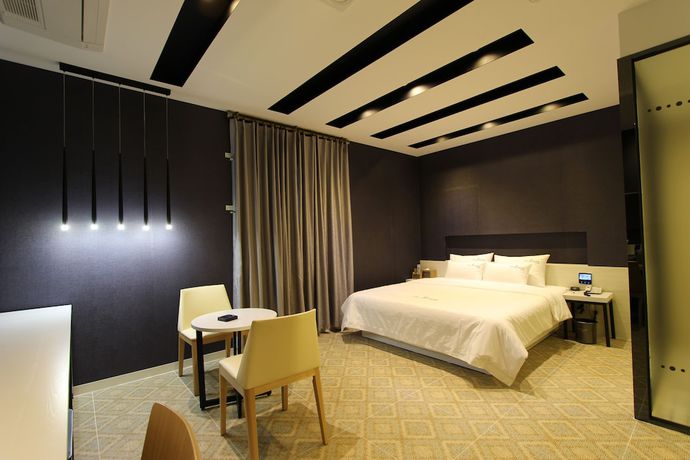 Imagen de la habitación del Hotel The Zenith. Foto 16