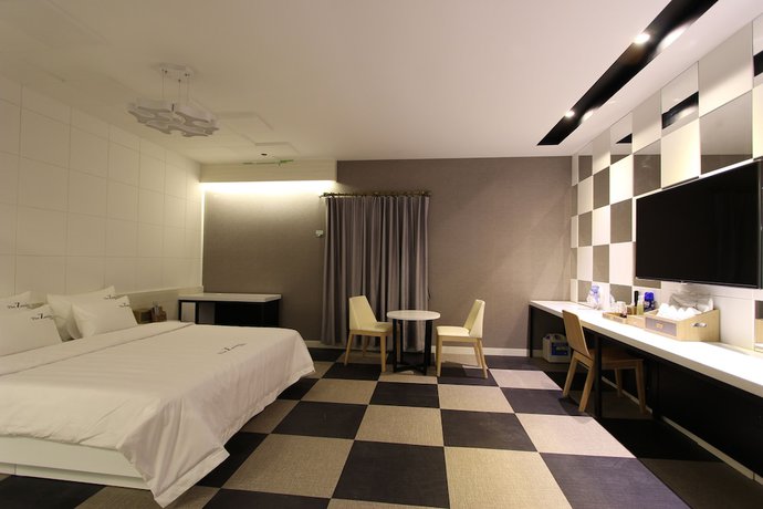 Imagen de la habitación del Hotel The Zenith. Foto 17