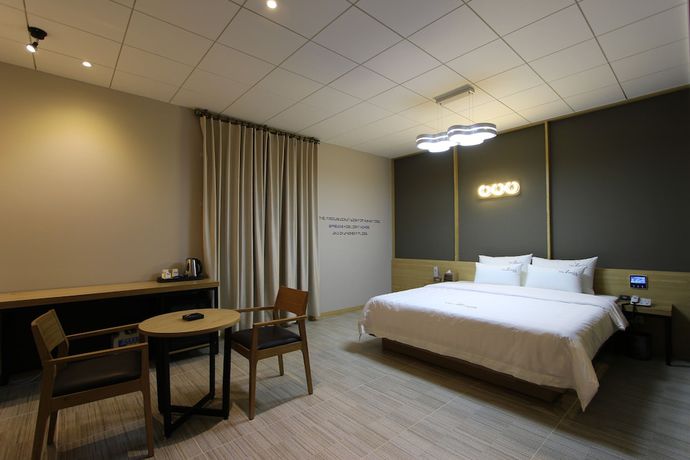 Imagen de la habitación del Hotel The Zenith. Foto 18