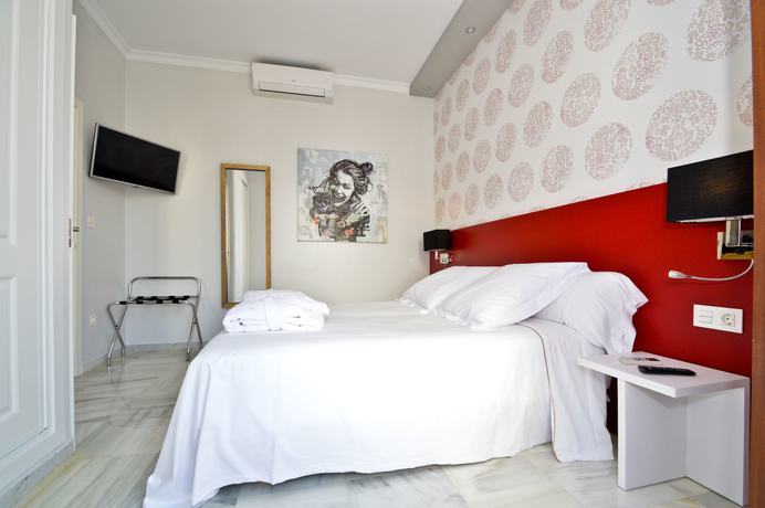 Imagen de la habitación del Hotel The Zentral Arenal Suites. Foto 4