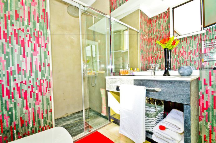 Imagen de la habitación del Hotel The Zentral Arenal Suites. Foto 9