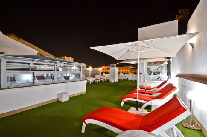 Imagen de los exteriores del Hotel The Zentral Arenal Suites. Foto 14